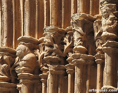 Capiteles de la puerta principal (muro sur) de la iglesia de San Juan