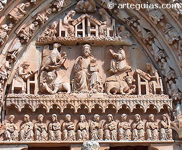 Magn&iacute;fico t&iacute;mpano de la puerta del crucero. Iglesia de Sasam&oacute;n