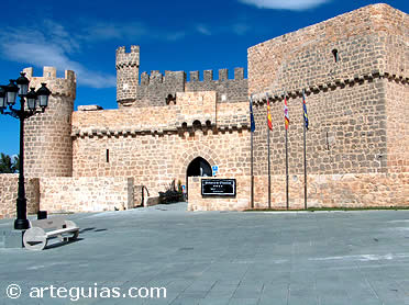 Entrada al hotel que cobija el castillo de Olmillos de Sasam&oacute;n