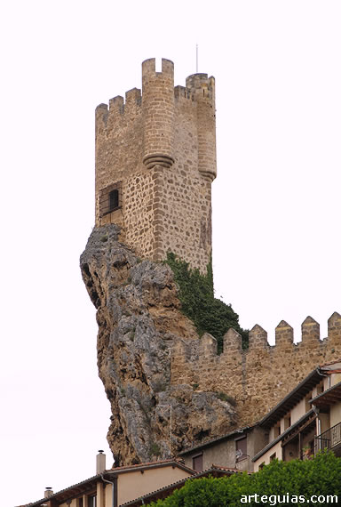 Torre del homenaje del castillo desde las calles de Fr&iacute;as