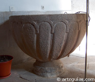 Pila bautismal medieval de la iglesia de Belv&iacute;s de Monroy