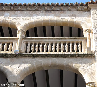 Terraza abalaustrada superior de las Casas del Concejo