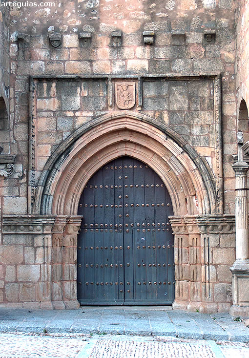 Puerta de la iglesia de Santiago de C&aacute;ceres