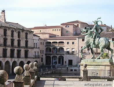 A la izquierda de la imagen, el Palacio de los Pizarro o del Marqu&eacute;s de la Conquista, cerrando uno de los lados de la preciosa Plaza Mayorr trujillana