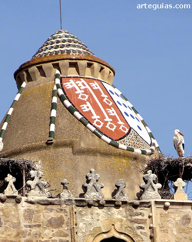 C&uacute;pula con escdo hecho de azulejos