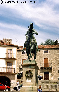 Plaza Mayor de Trujillo, con la estatua de Francisco Pizarro