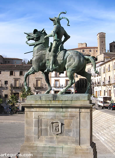 Plaza Mayor, presidida por la estatua de Pizarro