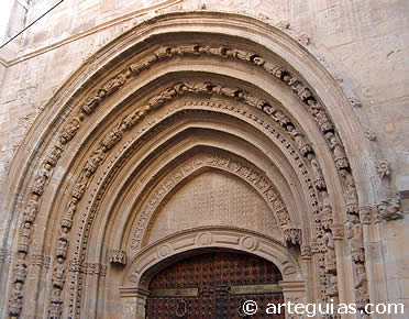 Una de las puertas de la catedral de Orihuela
