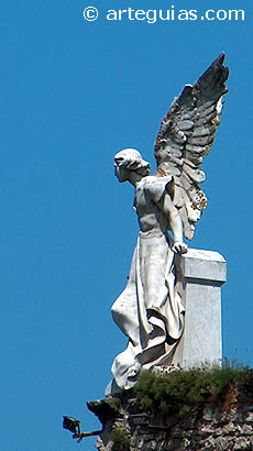 &Aacute;ngel de Llimona en el cementerio