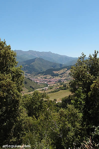 Potes desde la ermita de San Miguel, cerca de Santo Toribio de Li&eacute;bana