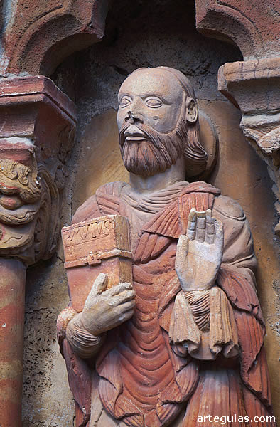 Estatua de San Pablo en la iglesia de Santa Mar&iacute;a de Piasca