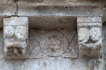 Canecillos y metopas de la iglesia de la Virgen de los &Aacute;ngeles
