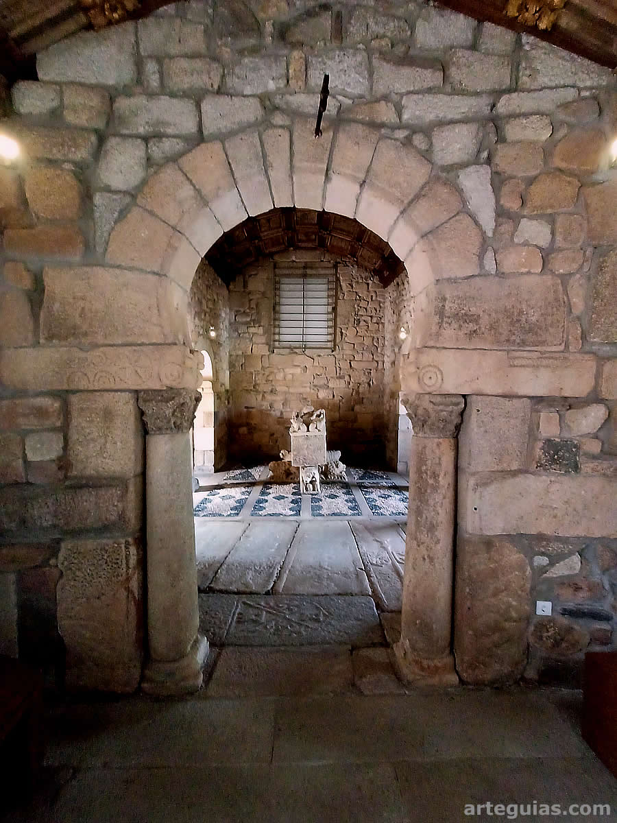 Arco triunfal de herradura con grandes impostas y salmeres