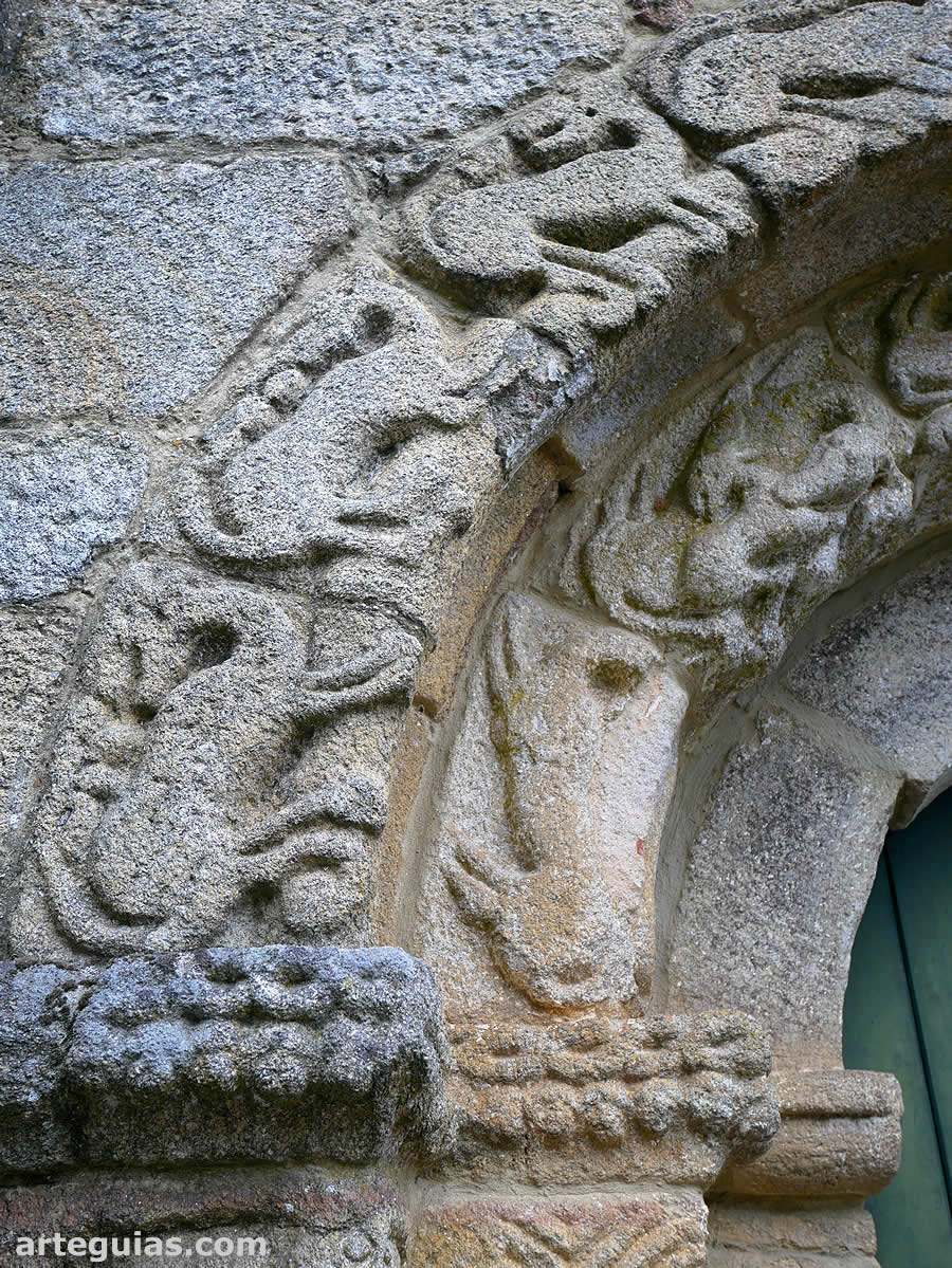 Arquivoltas zoomorfas de la portada rom&aacute;nica