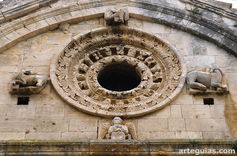 Capilla de San Gabriel de Tarasc&oacute;n: &oacute;culo con mucha decoraci&oacute;n