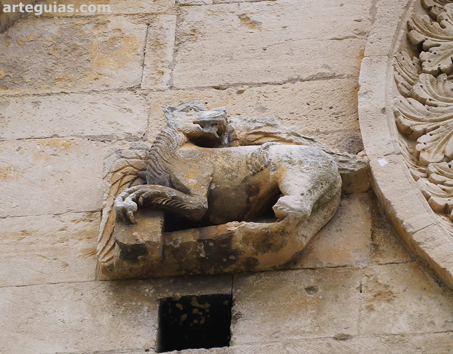 Le&oacute;n de San Marcos en el &oacute;culo de la fachada