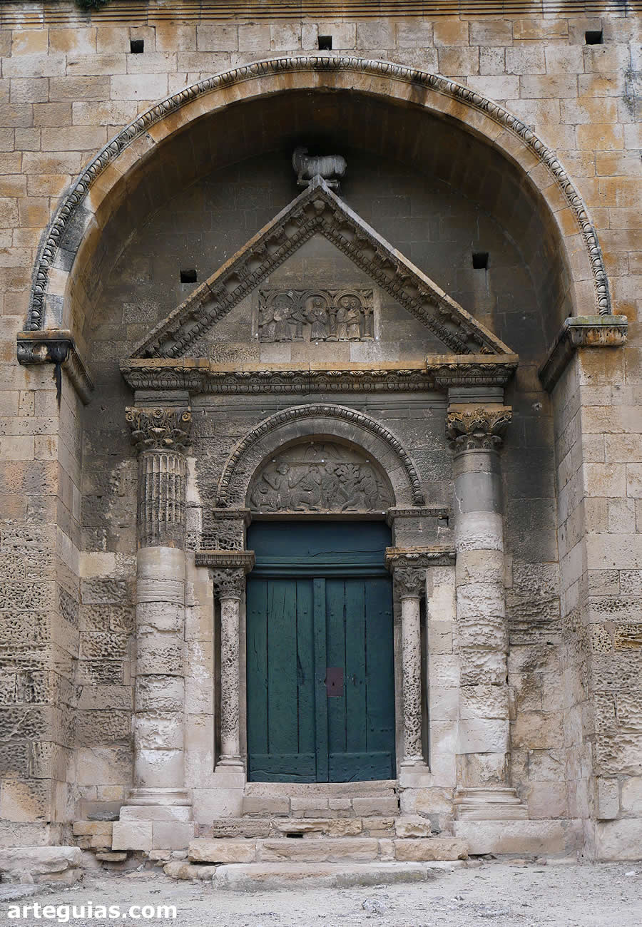 Capilla de San Gabriel de Tarasc&oacute;n: apariencia romana en una fachada rom&aacute;nica