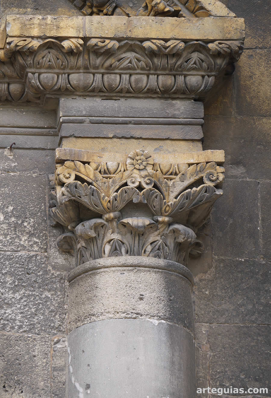 Capilla de San Gabriel de Tarasc&oacute;n: columna corintia