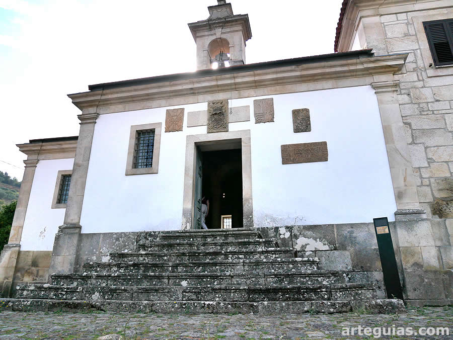 Exterior moderno de la capilla