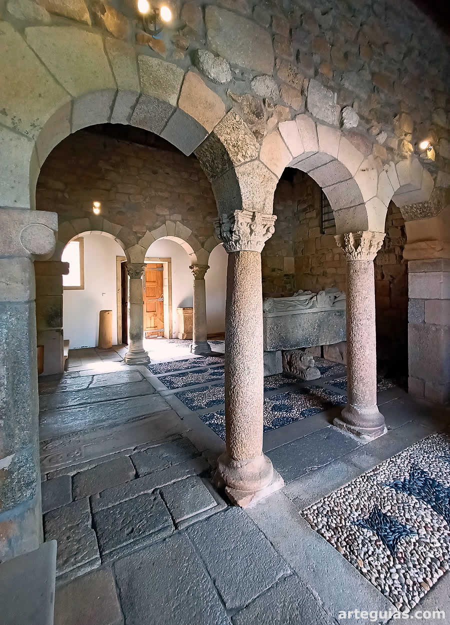 Aspecto interior de la Capilla de San Pedro de Balsemao, Portugal