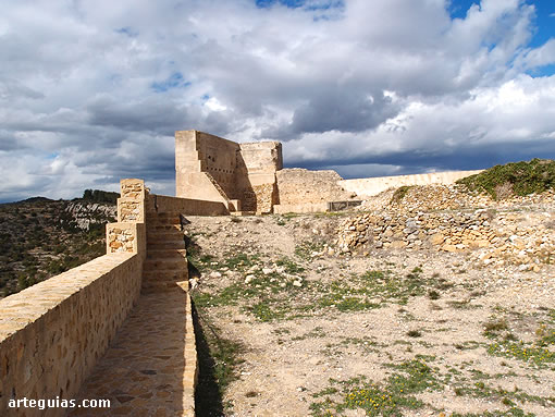 Cervera del Maestre: en el interior del patio de armas del castillo