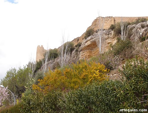 El castillo de Cervera del Maestre encaramado en su alto cerro