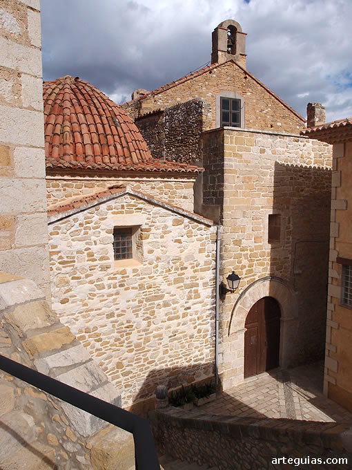 Pintoresco juego de vol&uacute;menes y estructuras adosadas de la iglesia parroquial