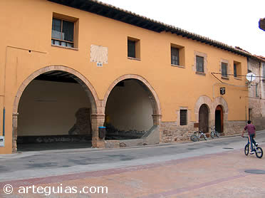 Plaza del ayuntamiento de Olocau del Rey