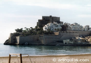 Castillo de Pe&ntilde;&iacute;scola desde la playa