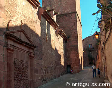Iglesia de la Asunci&oacute;n y subida al castillo