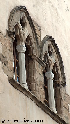 Ventanales del Palacio del Ayuntamiento de Villafranca del Cid, Castell&oacute;n