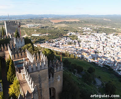 La poblaci&oacute;n de Almod&oacute;var del R&iacute;o vista desde la torre del homenaje del castillo