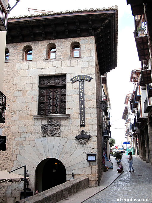 Una de las pintorescas calles de Morella