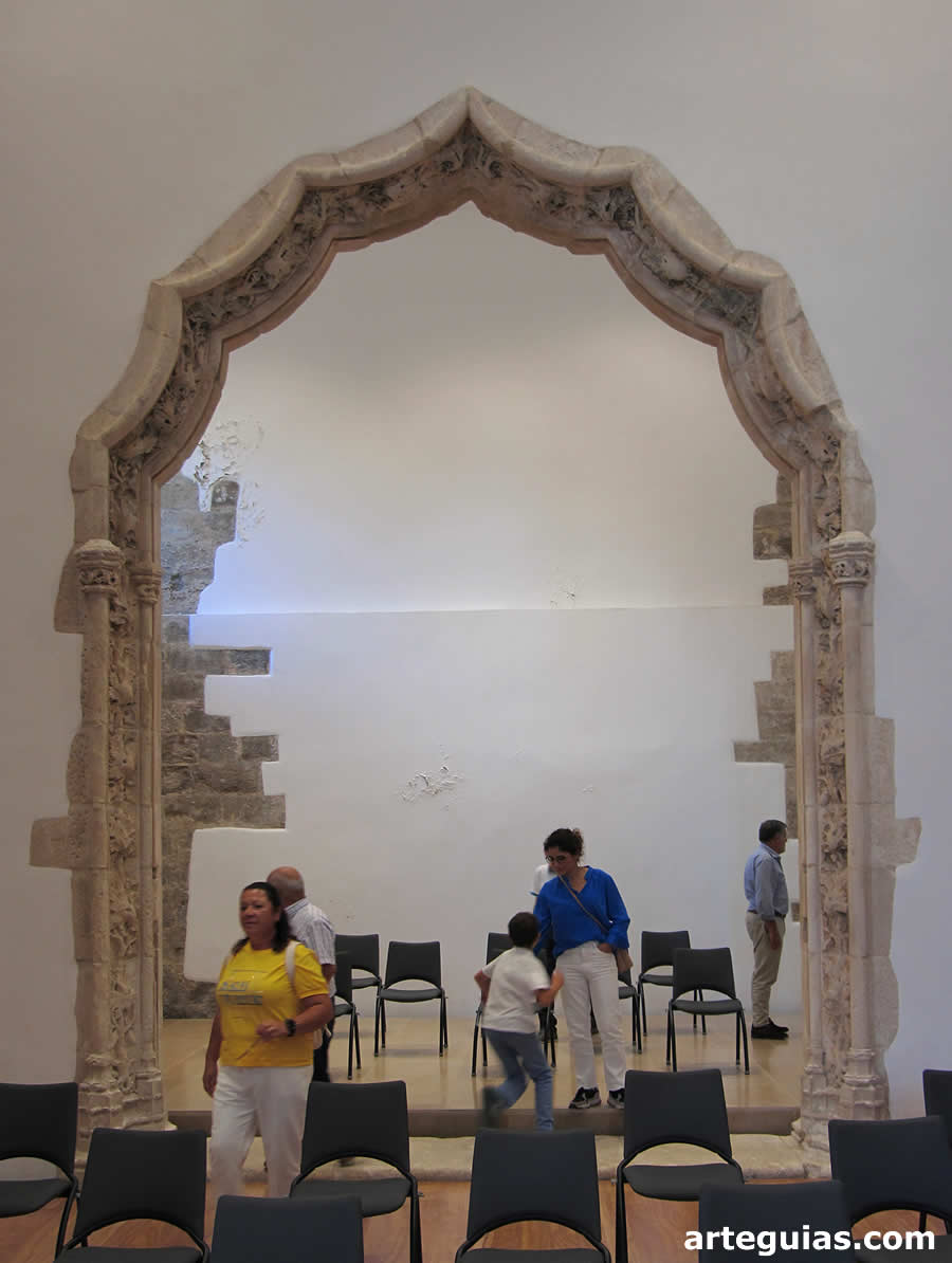 Arco manuelino de la iglesia