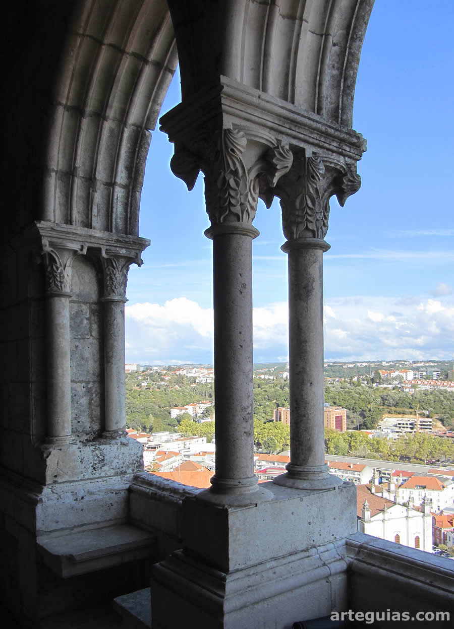 Terraza del palacio y la ciudad de Leir&iacute;a al fondo