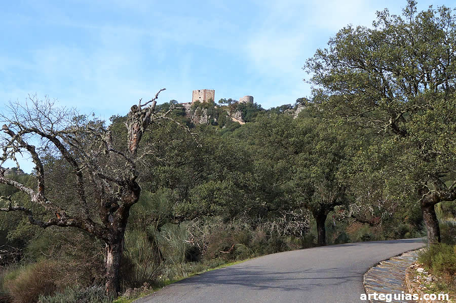 El castillo de Monfragüe en lo alto de una colina