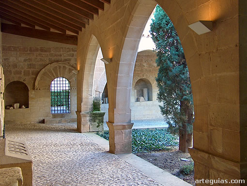 Castillo de Alca&ntilde;iz: claustro