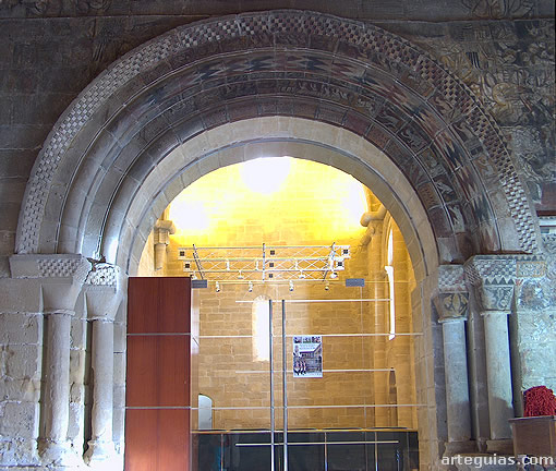 Puerta rom&aacute;nica de la capilla de Santa Mar&iacute;a Magdalena