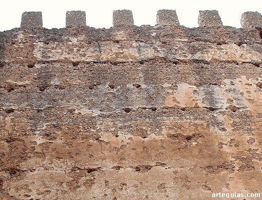 Castillo de Ba&ntilde;os de la Encina: muros de tapial