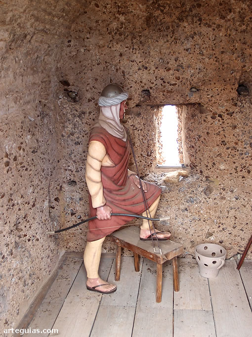 Maniqu&iacute; de un soldado almohade defendiendo el castillo