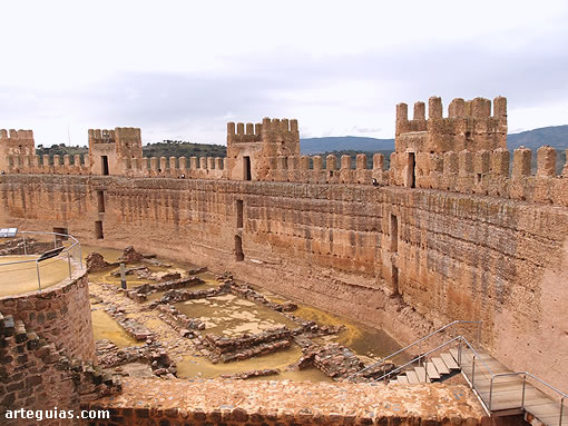 Muralla y cubos almohades desde el interior