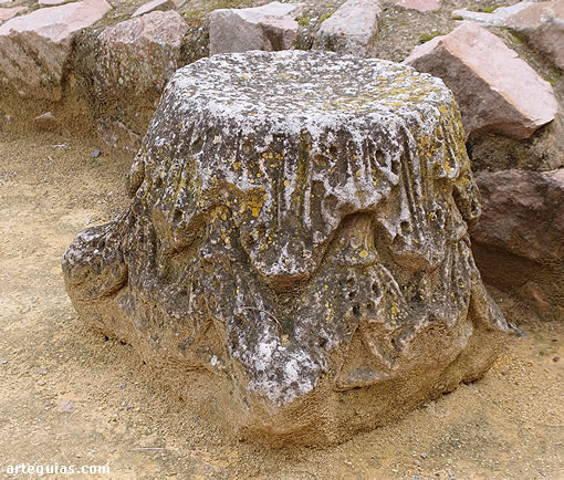 Capitel romano en el patio de armas del Castillo de Ba&ntilde;os de la Encina