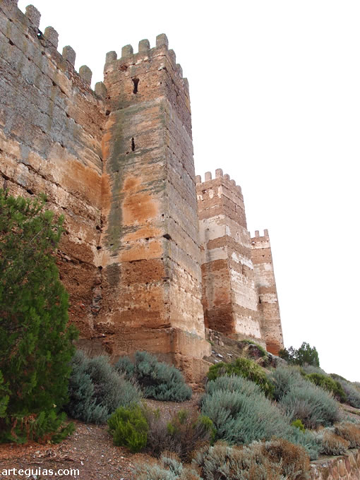 Costado este del Castillo de Ba&ntilde;os de la Encina