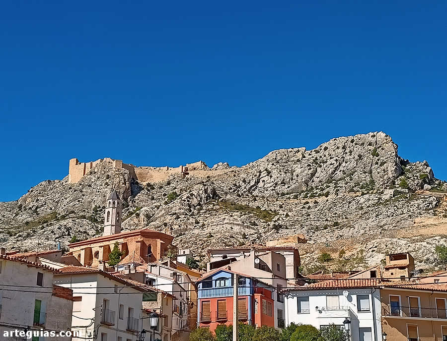 El castillo desde la localidad de Castellote
