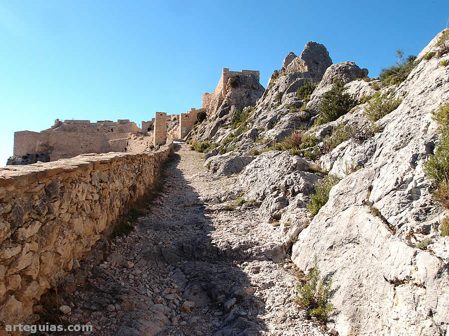 Cuesta final que conduce al recinto del Castellote, Teruel