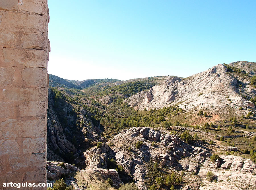 Orograf&iacute;a escarpada y serrana al norte del castillo
