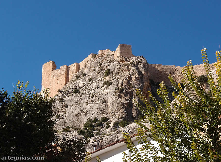 Fortaleza templaria de Castellote vista desde la iglesia g&oacute;tica de San Miguel