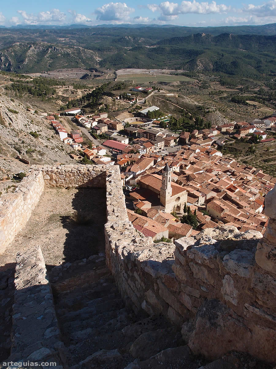 Vista de Castellote, concretamente la iglesia de San Miguel, desde lo alto del castillo