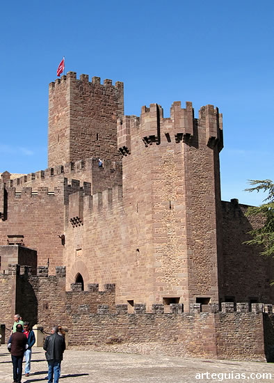 La torre de Undu&eacute;s, en primer plano