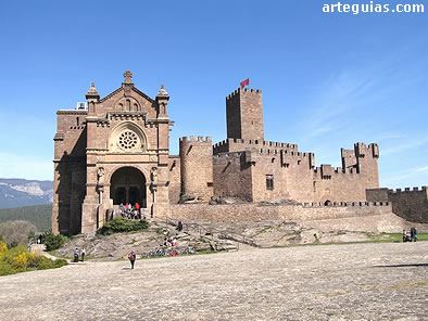 Imponente aspecto del castillo de Javier desde el sur